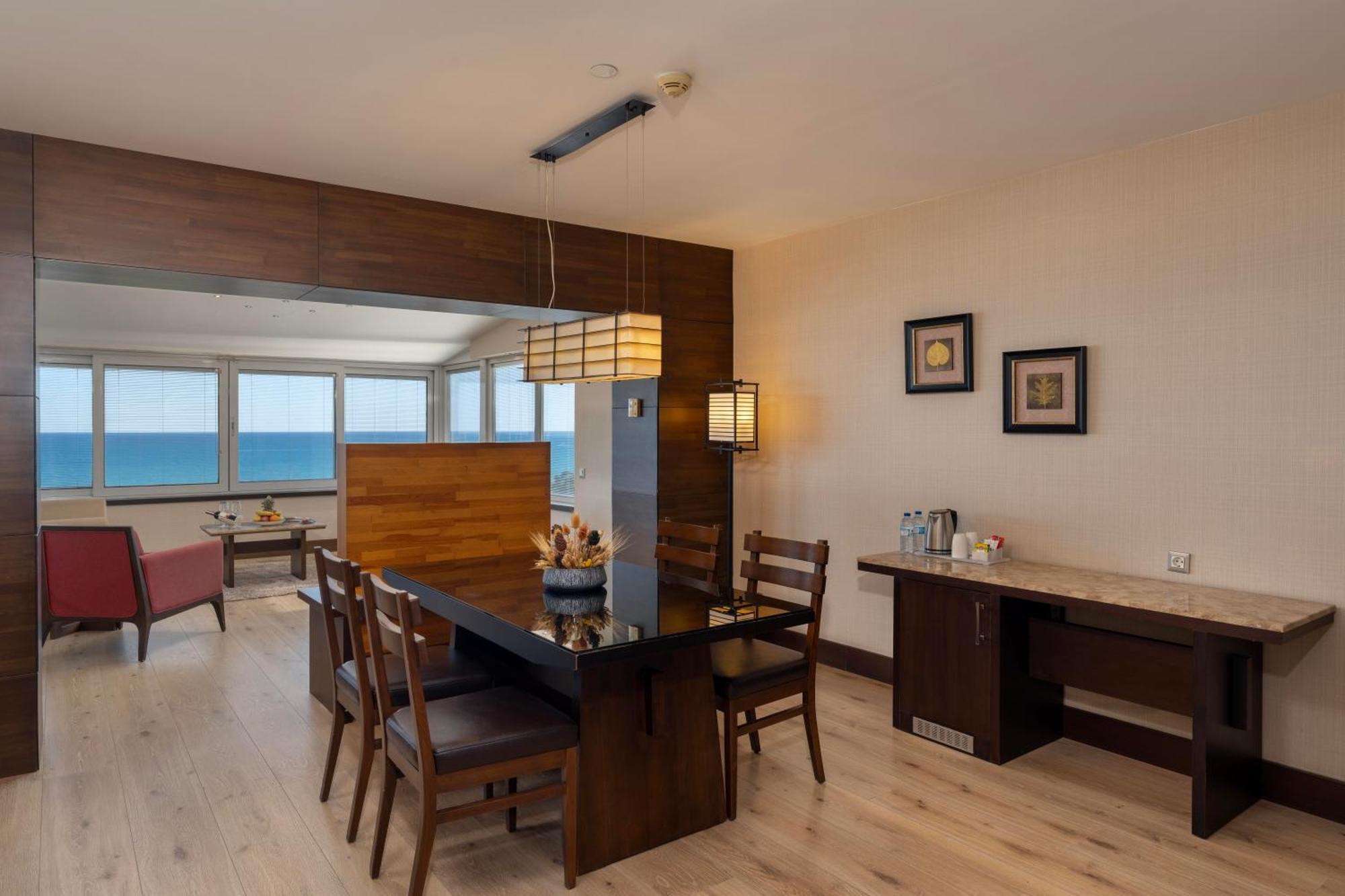 Grande Suite avec Jacuzzi et Terrasse - Vue sur Mer (3 Adultes + 1 Enfant)